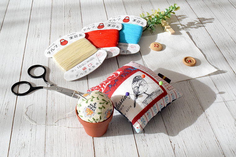おうちのはぎれで作る実用小物60 グラフィック社手持ちの小さな端切れ布で作れる小物がたくさん紹介されてます。作り方も分かりやすいのでありがたい1冊❣️ 数点掲載させていただきました。おうちのはぎれで作る実用小物60グラフィック出版handmade布小物
