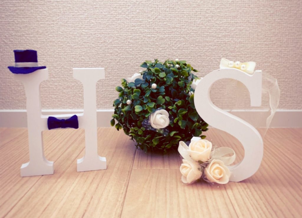 ㅤ ＼ ダイソーのアルファベットオブジェㅤ ㅤ 温かみのある木製で出来た、お洒落なインテリアです☺️ㅤ ㅤ 最近では結婚式のウェルカムスペースで見たことがある方も多いのではないでしょうか？？ㅤㅤ アルファベット1文字ずつ販売しているので用途によってなんでも