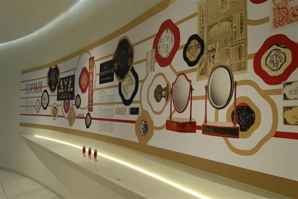 花椿マーク誕生100周年今からちょうど100年前の1915年に誕生した花椿マークは、初代社長の福原信三が自ら絵筆をとって描いた椿の花のスケッチが原案になっています。花の形や葉の枚数など、代々のデザイナー達の手が加えられて受け継がれ、1974年に山名文夫の手