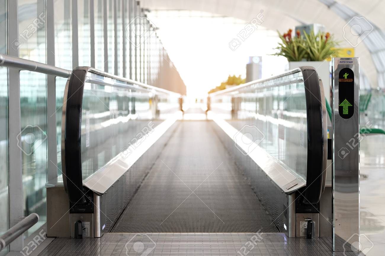 動く歩道」歩く？立ち止まる？ 実際どう乗っているか聞いた 「止まるな」呼び掛けの例も2021年9月16日- エキサイトニュース