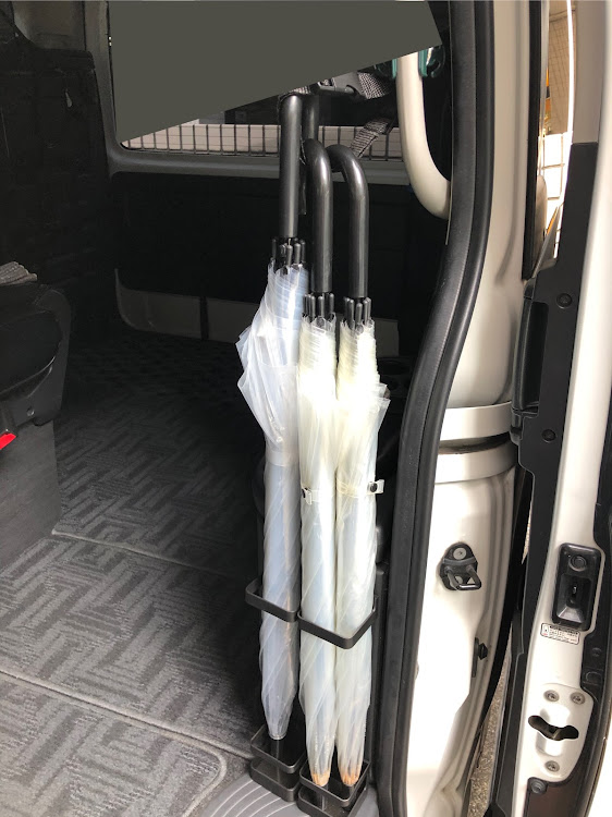 運転席の濡れた傘収納法！これで車内も快適に - くらしの音色