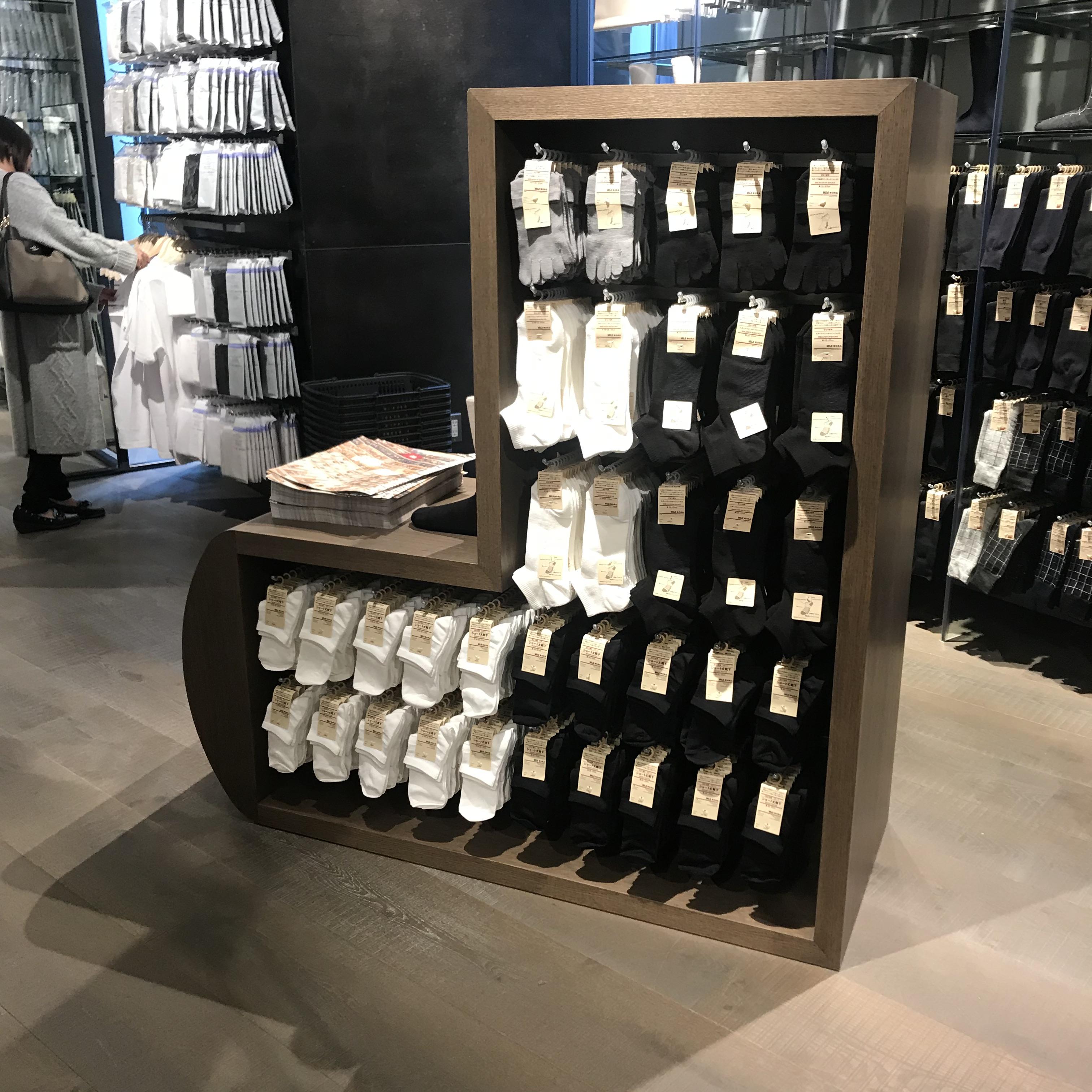 靴下ディスプレイスタンド、商業衣料品店小売センターアイランドラック、ブティック小売オーガナイザーラック、多機能衣料品ディスプレイラッAmazon.co.jp: 小売棚衣料品店のディスプレイ器具、フック付きモール展示アクセサリーオーガナイザーラック、衣類ハンガー