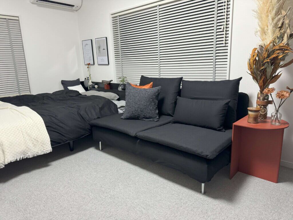 冬のやわらかいあたたかい陽射し☺️ ㅤㅤㅤㅤㅤㅤㅤㅤㅤㅤㅤㅤㅤ ソファはあぐらができるくらいの奥行きが理想でIKEAのソーデルハムンに決めたけど、ほんとにくつろげる家族みんな、ここで寝落ち経験ありです😴笑 吹き抜け 吹き抜けのある家吹き抜け窓