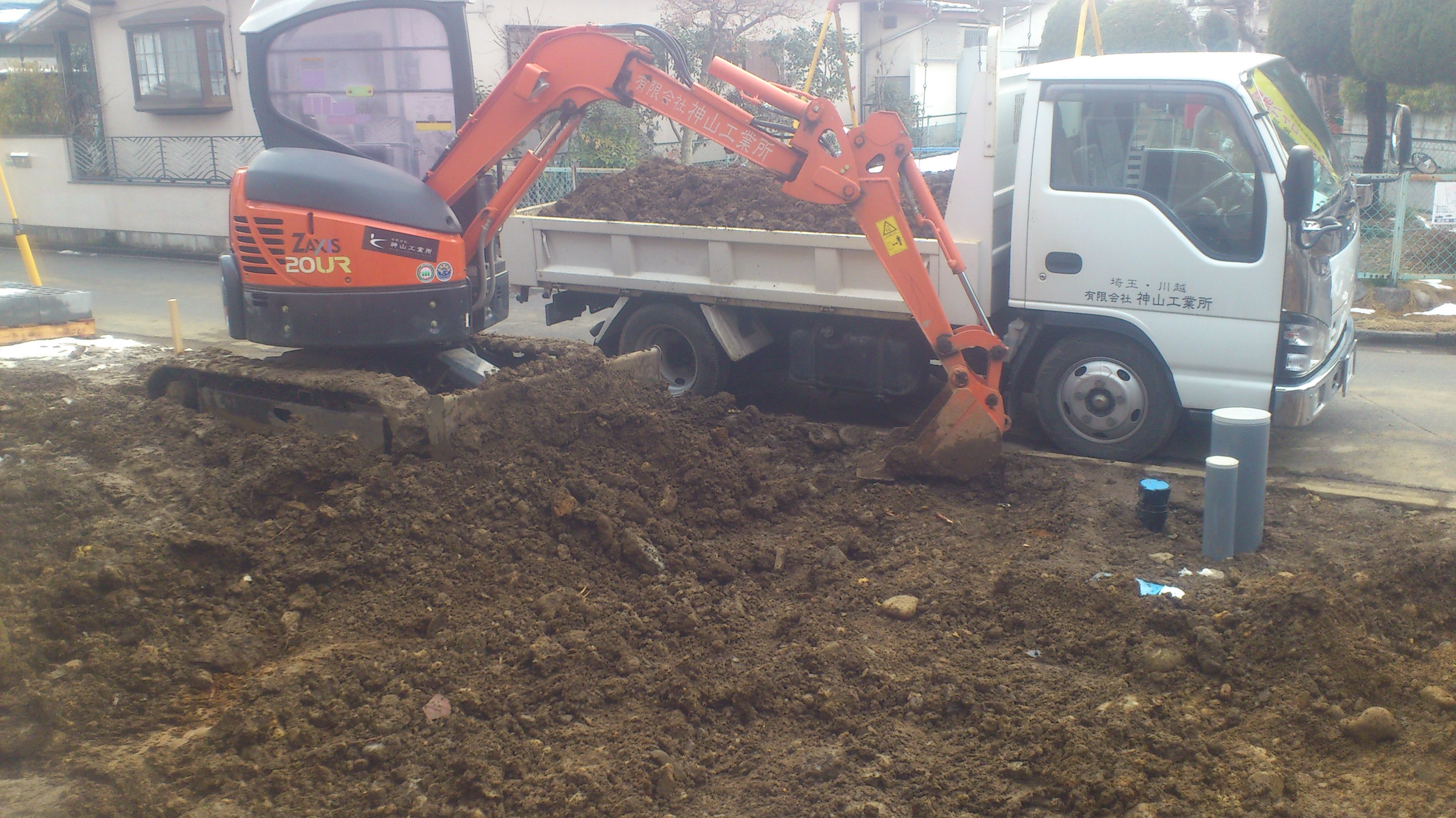 個人様 砂利の敷均し工 既存土鋤取りの上盛り土工事・外構工事・造成工事・擁壁工事・解体工事のことなら和泉市の中央建材