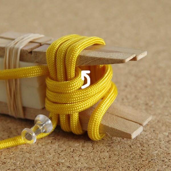 モンキーフィストノットとスネークノットの２色キーホルダーパラコードで作る可愛いストラップ結び方ナビ 〜 How to tie