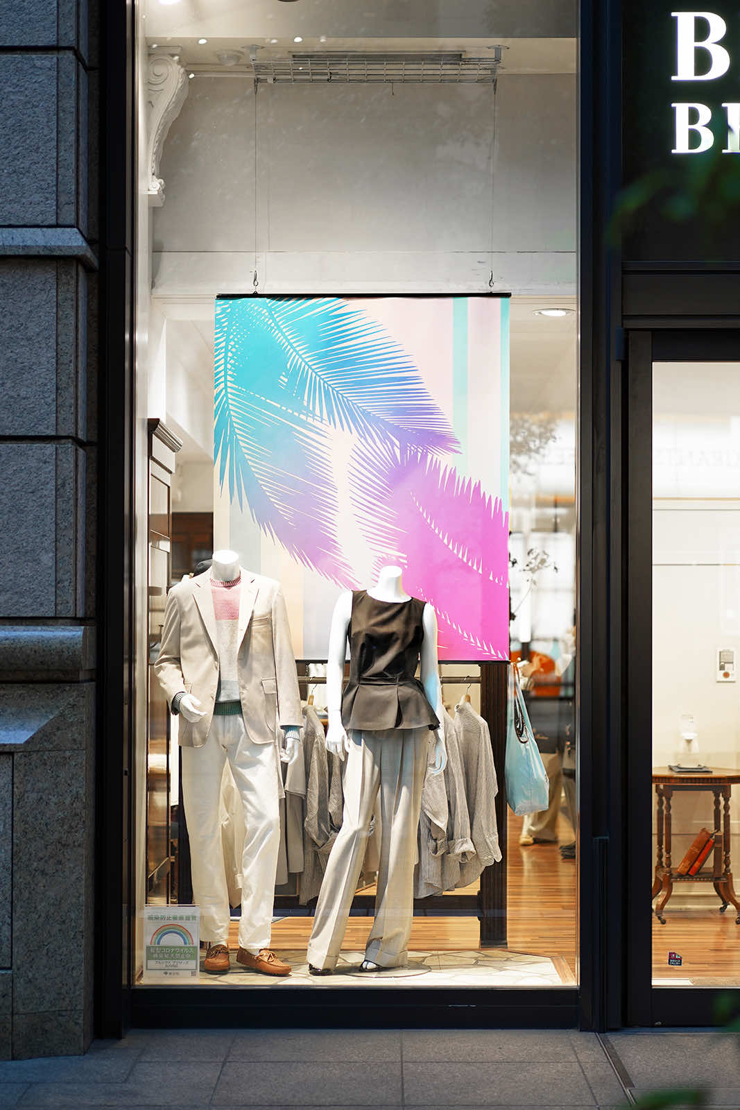 ショーウィンドウをディスプレイに！－「シースルー液晶ディスプレイ」 －SHARP Blog