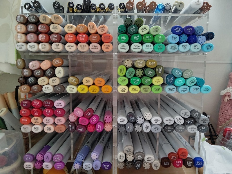 念願のコピックを買ったうちの子が、ここにちょうど置けると机の左横の棚に置いたのが始まりで、キャンドゥとセリアのアルコールマーカーも一緒に置きました。机の上は広く使えるように極力物は置かないようにしてるので、ペン類は壁に収納！ 一部カラフルになってしまっ