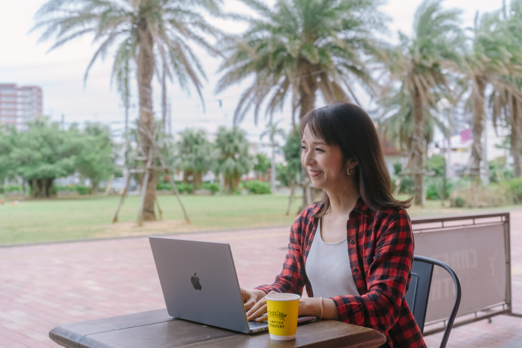 インスタストーリーで背景色の変え方！塗りつぶしや半透明も簡単にできますインスタグラム使い方