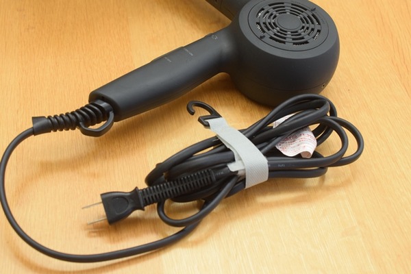 ドライヤー収納 ダイソー「フック付配線ベルト」で太いコードをまとめて綺麗に引っ掛け収納♬ : happy-go-lucky -心地いい暮らしのコツ-Powered by ライブドアブログ