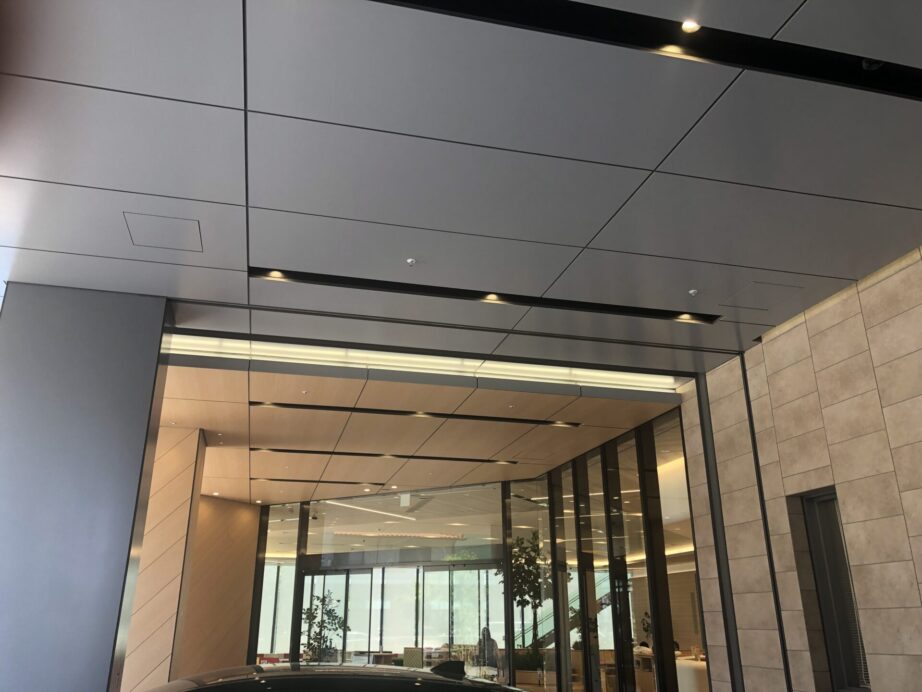 エントランスを飾るアルミカットパネル天井オーダー金属建材の菊川工業