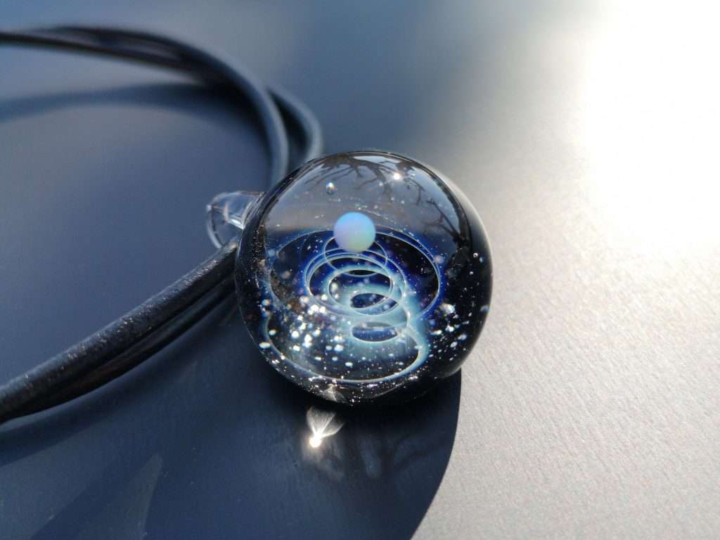 本日の宇宙ガラス体験お客様作品です✨作り方がずっと不思議だったそうで、デモを見て渦の謎が解けた！と喜んでいただきました☺️作業もスムーズでそれぞれ綺麗な 宇宙玉が仕上がりました👏✨バーナー、ぜひ始めてみてくださいね🍀有難うございました😊宇宙ガラス酸素