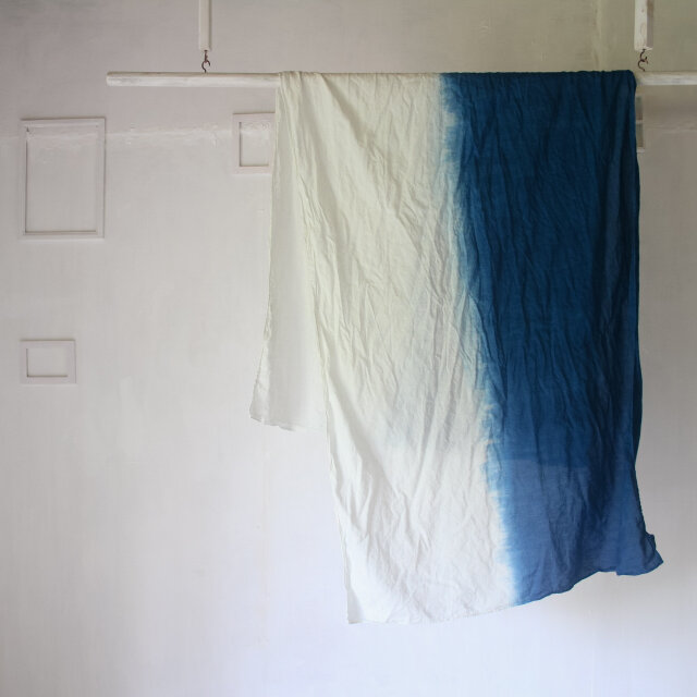 蚊帳布青と白のグラデーション