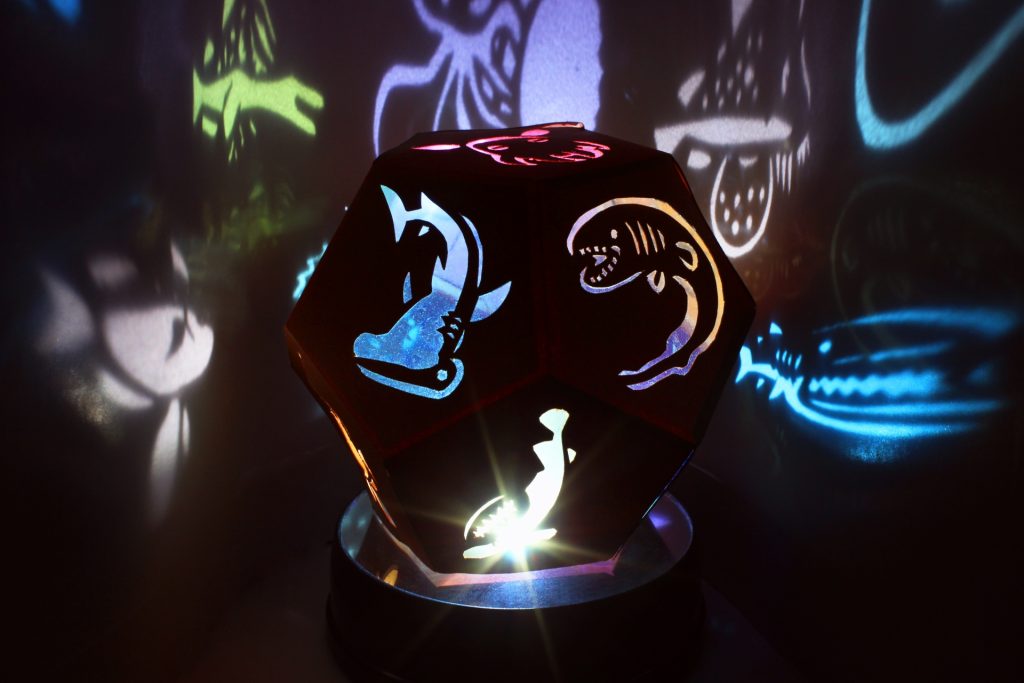 簡単工作 晴れた日は光と影で遊ぶ！カラーセロファンでつくるスタンドグラスみたいな「影あそび」〜Suncatcher Craft