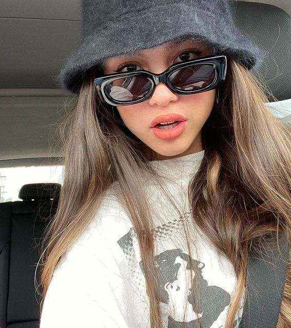 海外ガール」のアイデア 110 件友だちフォト, 写真撮影のポーズ, パンフレット デザイン