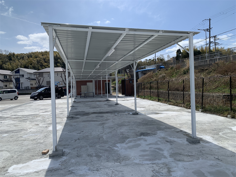 お客様の作品 カーポート、東屋弊社単管パイプジョイントと他社のクランプとをうまく組み合わせて作製。 carport Combine ourproducts with other companies' products to create something good.エヌティワイでワイワイnty単管ジョイント単管メタル