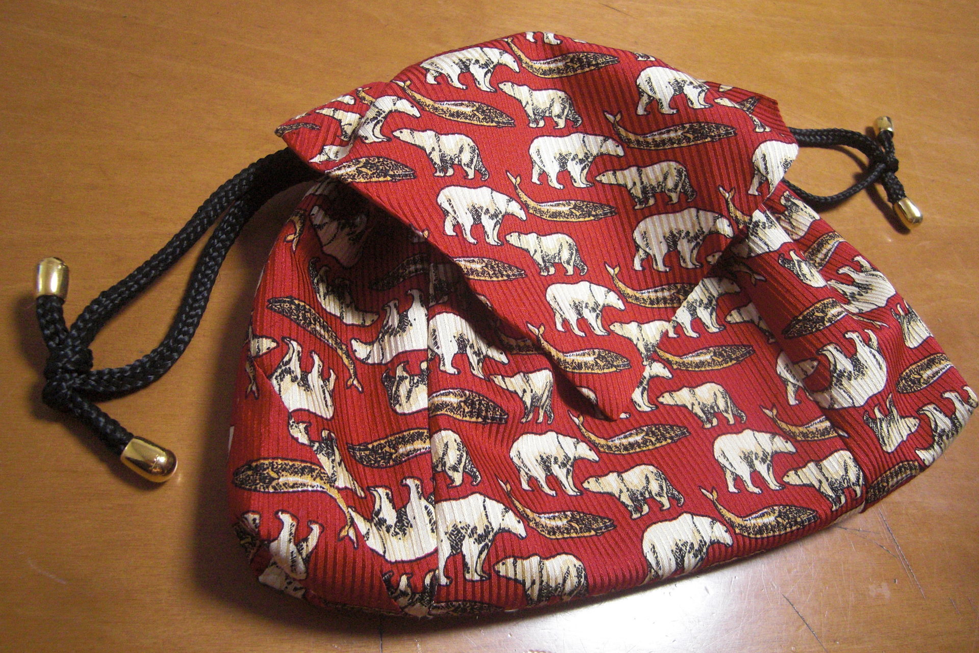 金サガで放送があった遺品リメイクのネクタイポーチとトートバックです。私にとっても心に残る物になりました❣️