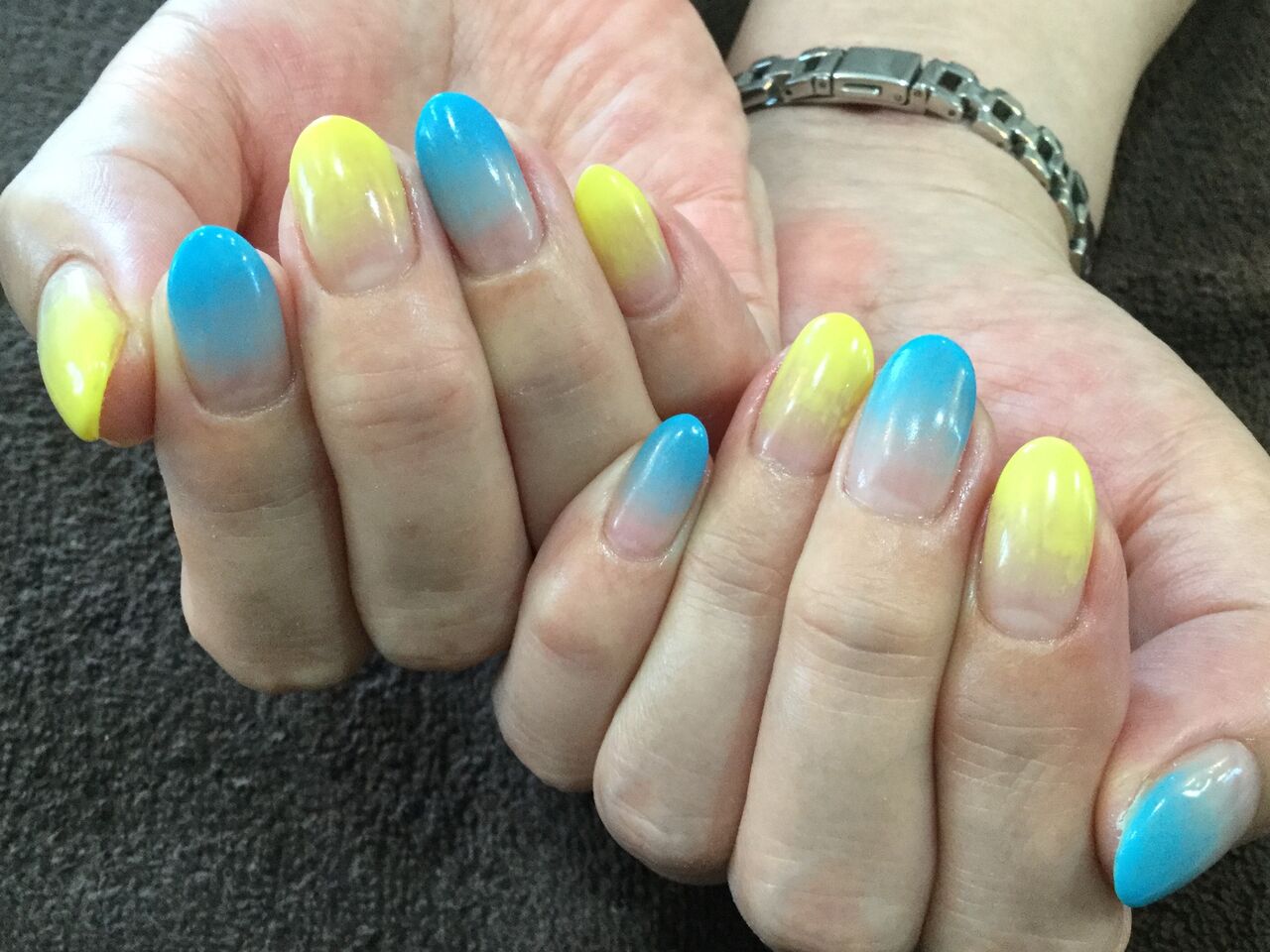 イエローブルーグラデーション 担当 中村三宮のネイルサロン アイネイルズ三宮店