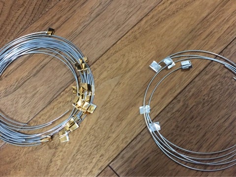 靴下用の段数カウンター。⁡ ⁡⁡⁡靴下を編む時はジャラジャラしているのは編みにくいし、棒針を通すリングが遠いと時間をそこでロスって編める長さが短くなってしまうので、シンプル段数 カウンター。⁡ ⁡⁡ ⁡@hus.jp のグリッターヤーンを使いました。⁡ キラキララメラメな