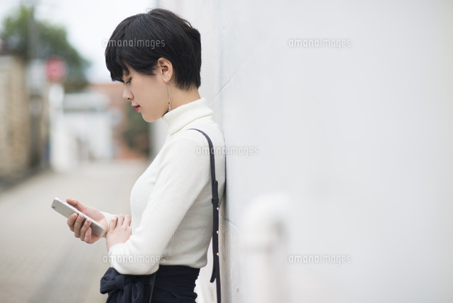 スマートフォンを持つ手 画面 フレーム：イラスト無料