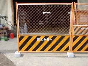 イベント・工事現場に プラスチックフェンス・B型バリケード 工事フェンス・ガードフェンスレンタル・販売敷鉄板・コンパネから樹脂敷板へ