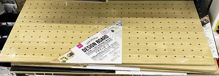 ダイソー有孔ボードを立てるえんま