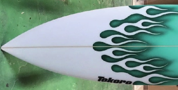 昔、雑誌でボートトリップに行ったサーファーが、サーフィン以外は船上でやる事が無く暇つぶしに自分たちのサーフボードに絵を描いているのを見ました🏄‍♂️そこでサーファーたちが使っていたのがPOSCAでした！それ以来自分も真似をしてPOSCAでサーフボードに絵を描き