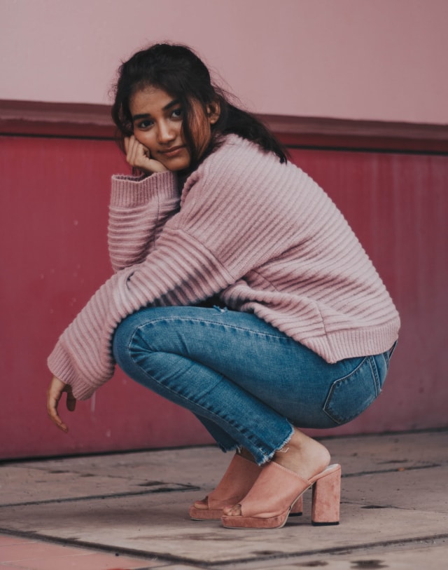 力を抜いた裸足のしゃがみポーズイラスト・フリー素材なら「シンテリ」