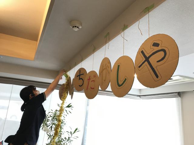 ダンボールで看板制作」のアイデア 19 件ダンボール, ブックスタンド, あそび