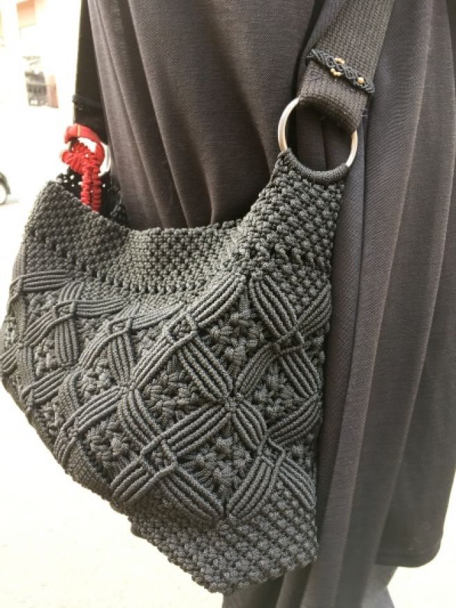 YouTubeにマクラメネットバッグの作り方をUPしました👜 めちゃくちゃ簡単に！ しかも、2つの結びだけで作れるので、初心者さんにもおすすめです☺️ サイズUPは、紐を長くして本数を増やすだけ✨ 好きなサイズで作ってみてくださいね👜 YouTubeは、プロフィールのリンク