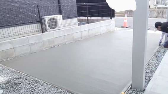 久しぶりの土間コン 乾き方はほぼ夏❗️オマケに日向と日陰の激しいムラ乾き余裕こき過ぎて危ないとこ😱土間 土間コン 土間コンクリート 左官 左官屋コンクリート 外構 外構工事 左官職人 タイル屋 ガレージ 駐車場 奈良県左官 橿原左官 奈良県 橿原市 外構デザイン 庭