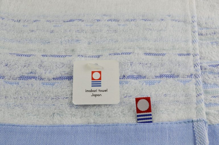 今治タオルのロゴマークをデザインしてくださった佐藤可士和さんが、今治のために作ってくださったこのロゴマーク。みんなでどんどん拡げていきましょう🙌🏻🌼Repost @pikapika.satsuki with @use.repost ・みんなでアイアイ今治 今日は今治タオルフェアへ