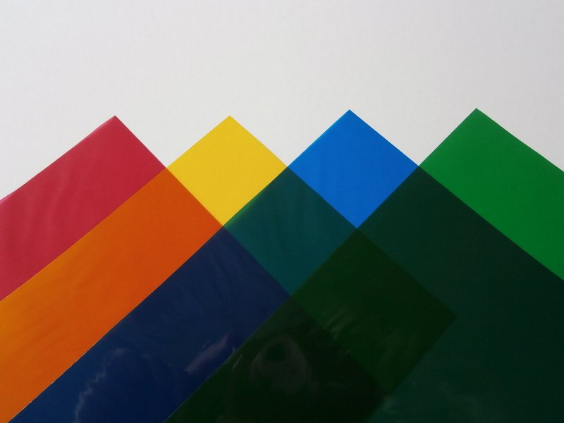 カラーセロハンを使って手軽に色遊び！100均の材料でできる光の世界は知育に最適！ワーママmiの学びラボ