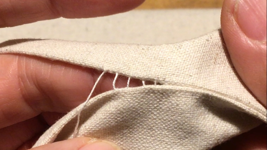 手縫い まつり縫い「コの字まつり」のやり方！返し口を閉じるときに - YouTube