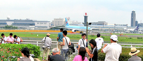 さくらの山公園】成田空港の離着陸機をご紹介 - YouTube