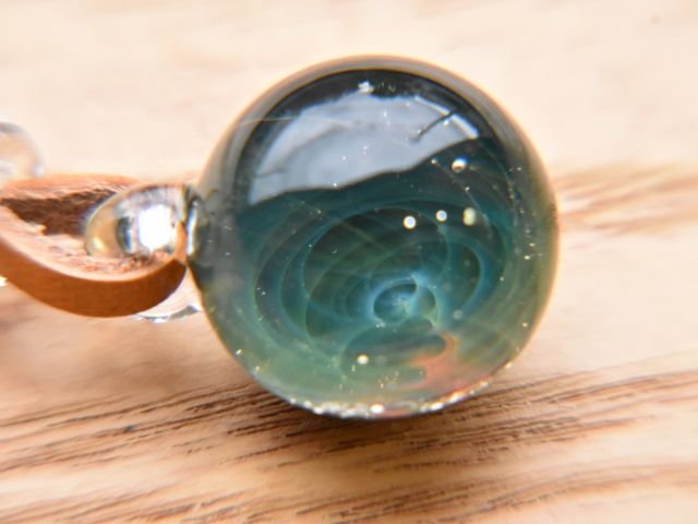 楽天市場 宇宙ガラス ペンダント ネックレス ケース付き iCOSMOS ガラス ペンダントトップ 01 ガラス玉 ガラス ガラス細工 とんぼ玉 銀河惑星 星 レディース メンズ 男性 癒しグッズ きなりがらす : ガラスアクセサリー きなりがらす