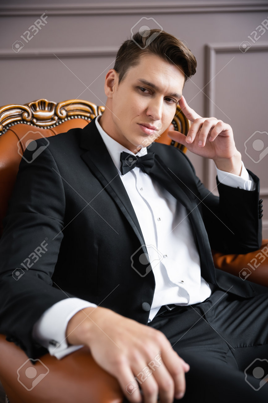 座る際はジャケットの全ボタン外すが基本 面接時マナー シワがよるのを防止PRESIDENT Online プレジデントオンライン