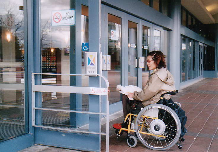 店舗経営者さま必読。ムダな開閉を抑えた自動ドアで冷房効率を高めて省エネ＆電気代節約！自動ドアのナブコシステム