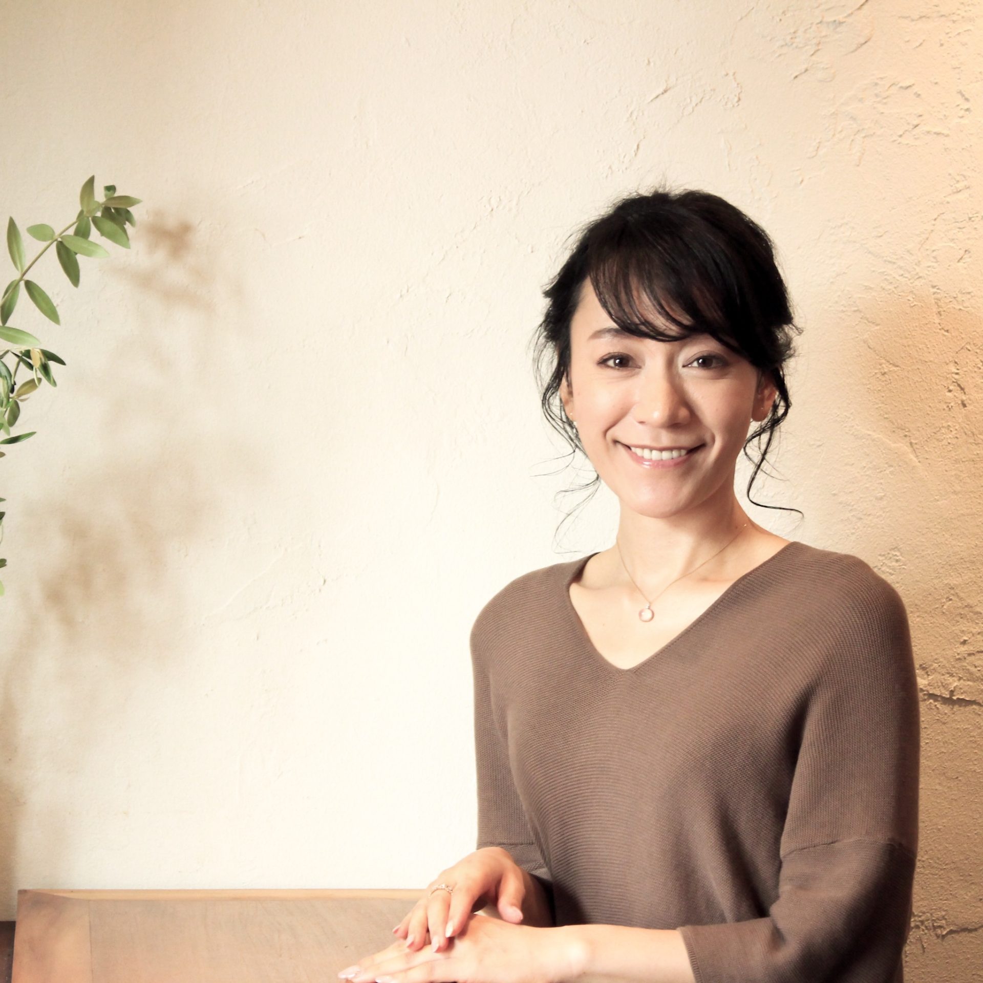 真剣に働く20代の日本人女性ファッションデザイナ