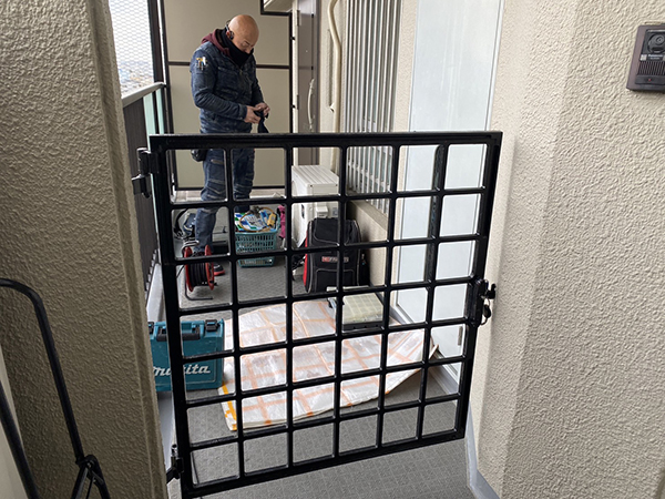 東京都世田谷区・E様 マンション 玄関ポーチ照明スイッチ工事東京都中野区 リフォーム修繕本舗