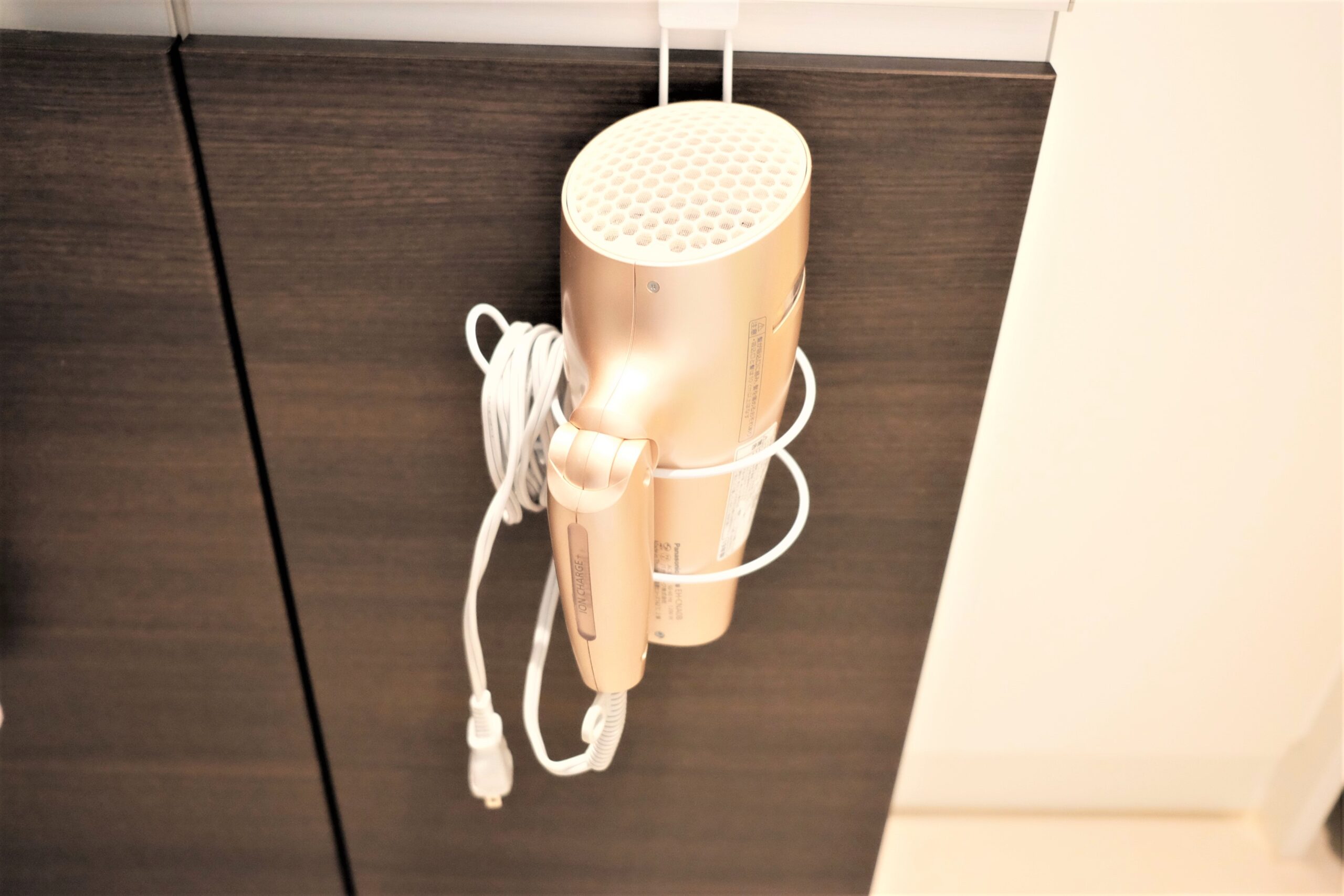 セリアのドライヤーホルダーに目からウロコ 「片付けに革命が起きた」 – grapeグレイプ