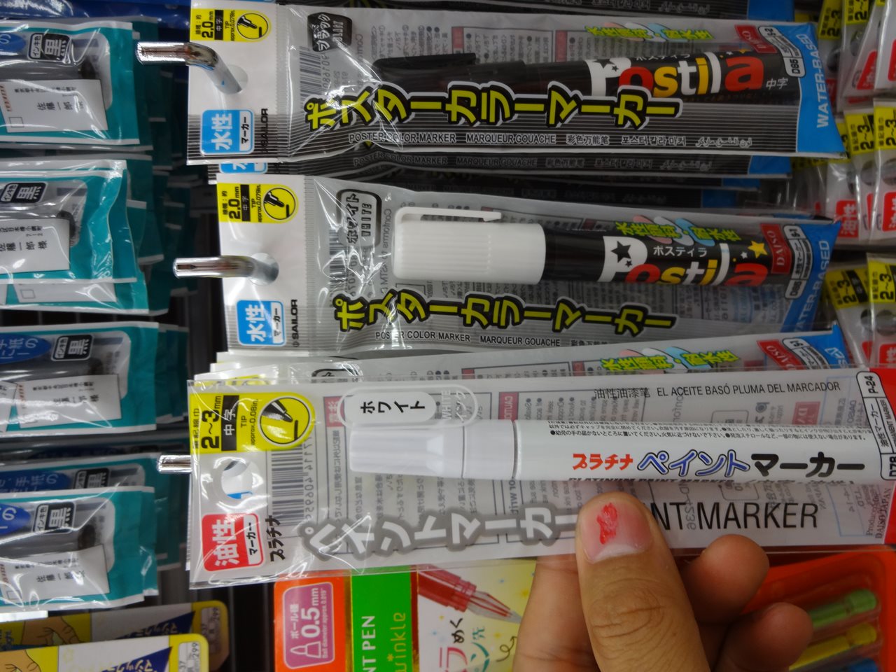 ブラックペーパーと白ペンで楽しく遊ぶ