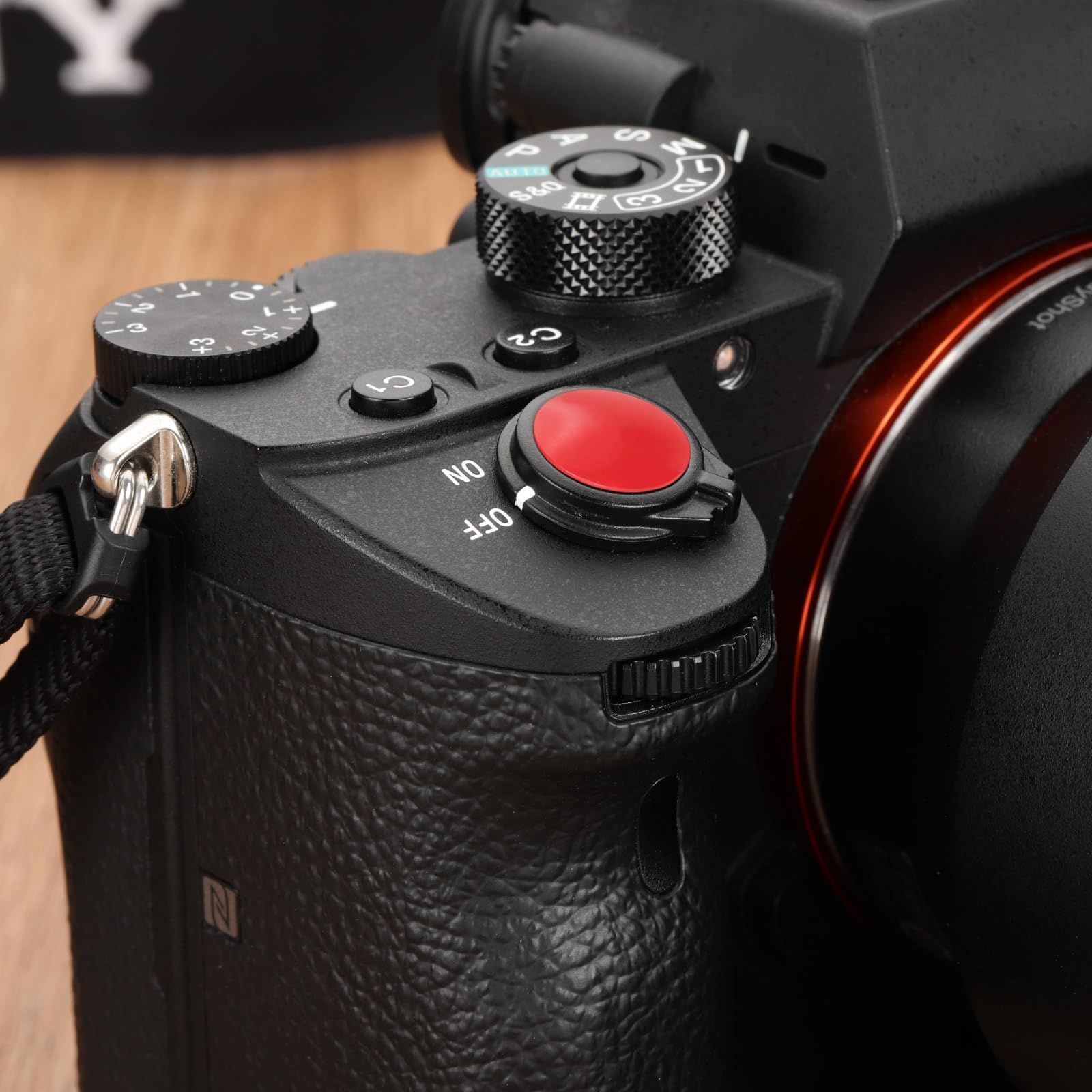 デジタル一眼レフ カメラのリモコン シャッター ボタンを押すの写真素材・画像素材 Image 24941766