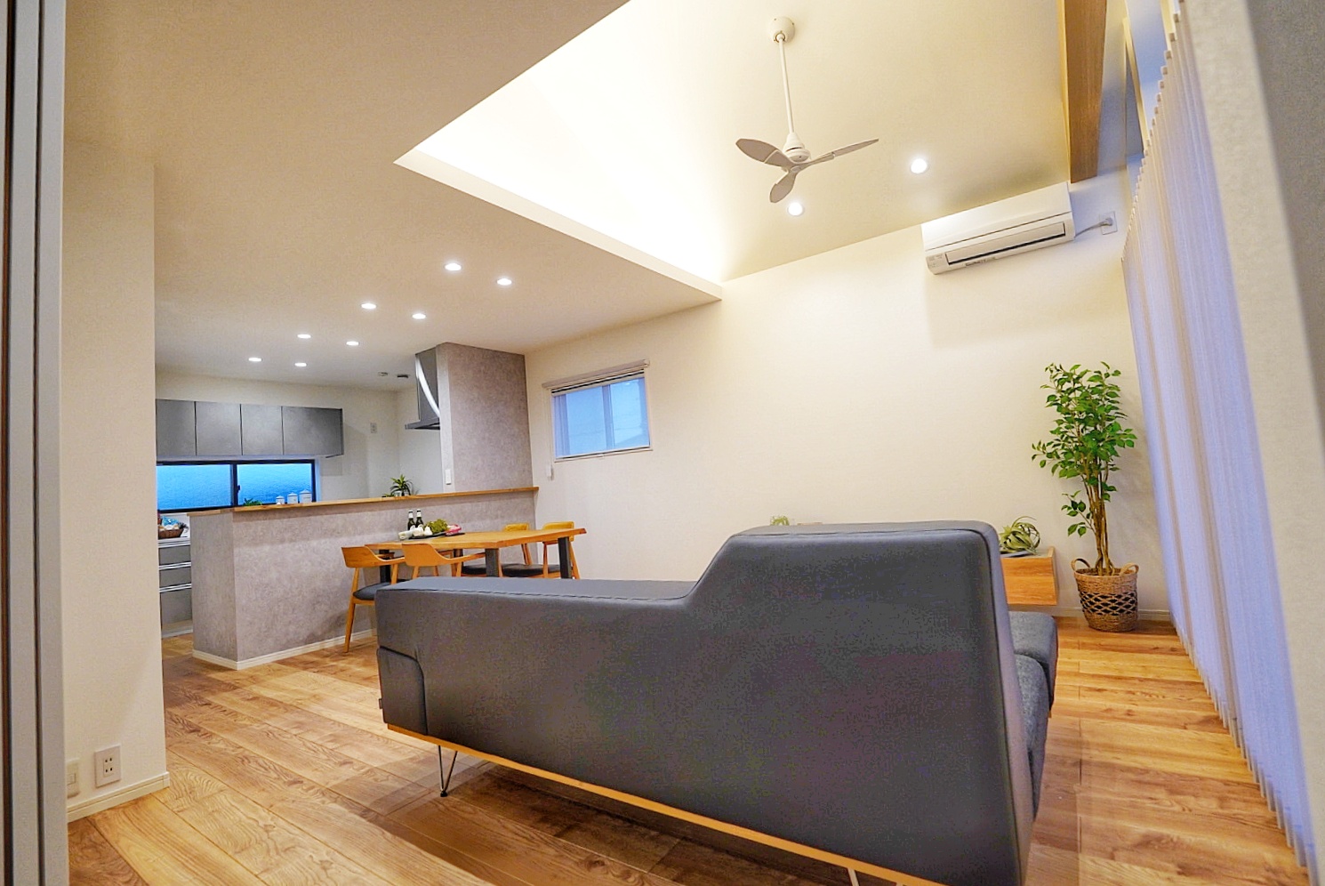 エアコンのシャツ レディース 薄手のコート 日焼け止め おしゃれ スリム ニットトップス リアルスタイル REAL STYLE ブルゾン レディース秋 軽い 長袖 アウター 薄手 羽織り 上着 ゆったり おしゃれ 可愛い フリル セーラー 通勤 通学 学生 大人 ママベージュ