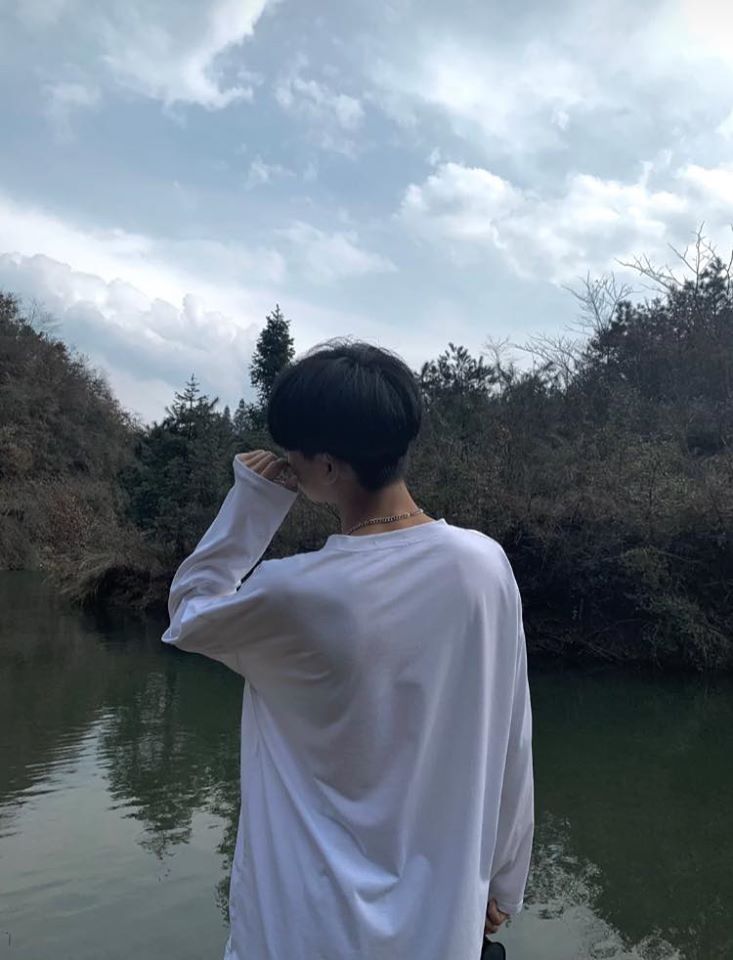 ミステリアスな女の子の韓国風おしゃれアイコンイラスト・フリー素材なら「シンテリ」