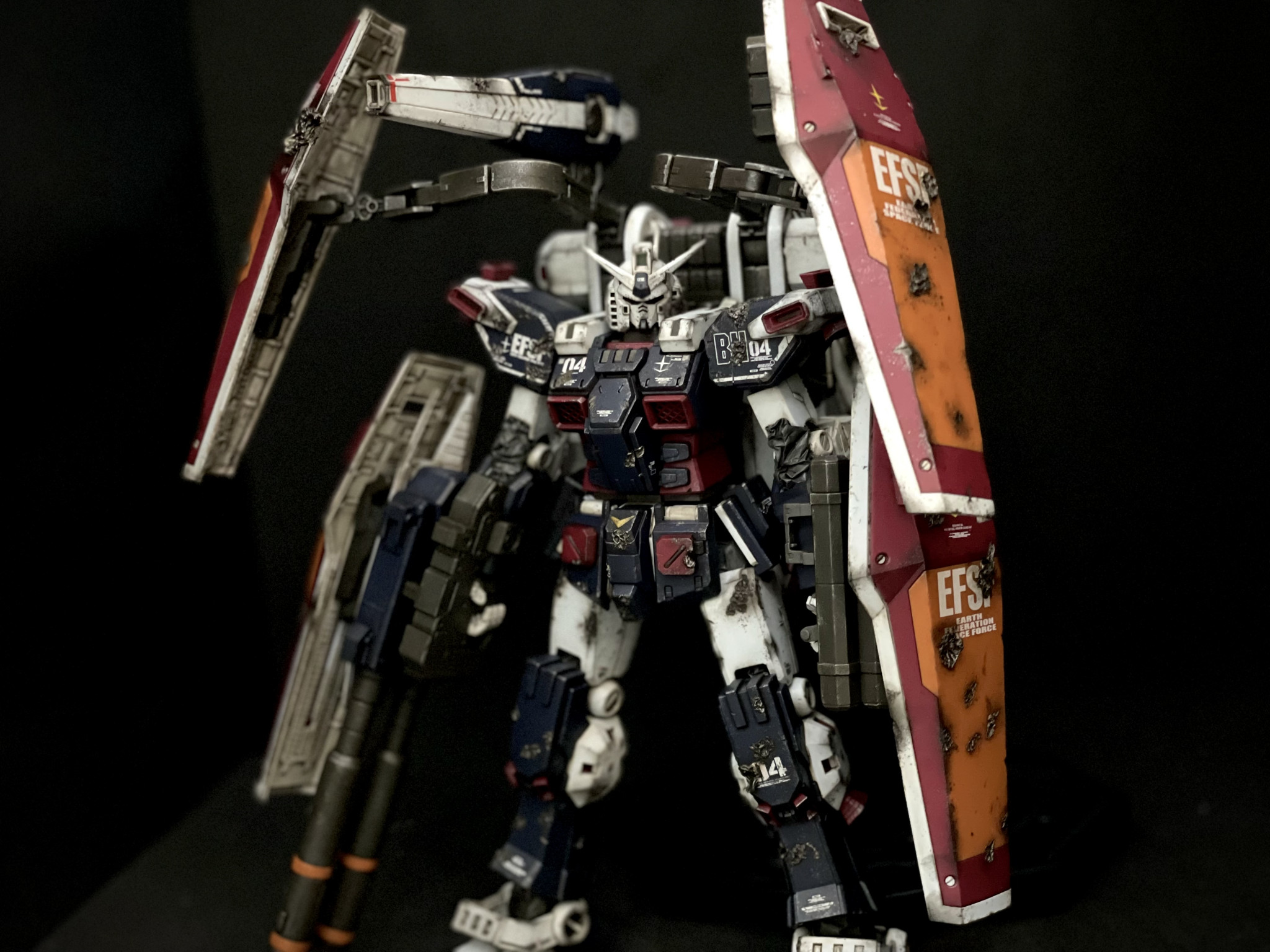 ガンプラ 簡単！無塗装でウェザリング＆はんだこてでダメージ加工！ - YouTube