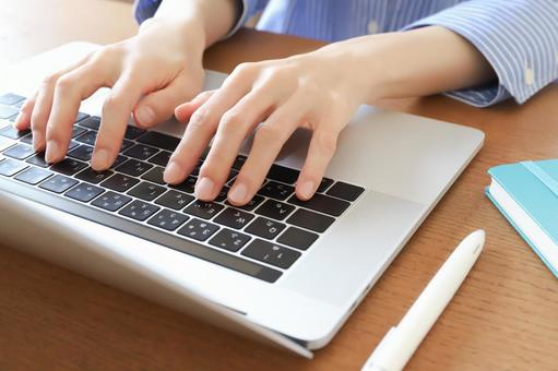 そっくりなロゴデザインを集めた「When logos look alike」