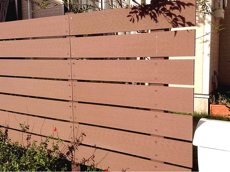 ウッドフェンスDIY モルタルを使わず簡単にフェンスを作る方法 庭のリフォーム 原状回復DIY ガーデンDIY セルフリノベで楽しむ家づくり