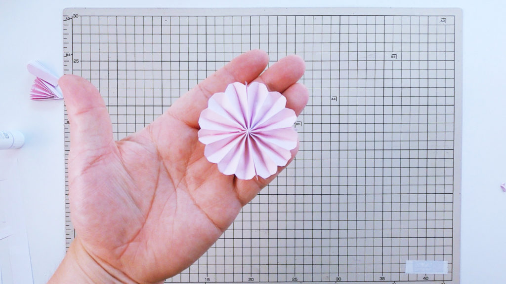 折り紙でちょうちょの作り方。簡単にじゃばらで子供でも作れます♪幼児の保育にもオススメ！おりがみっこⅡ