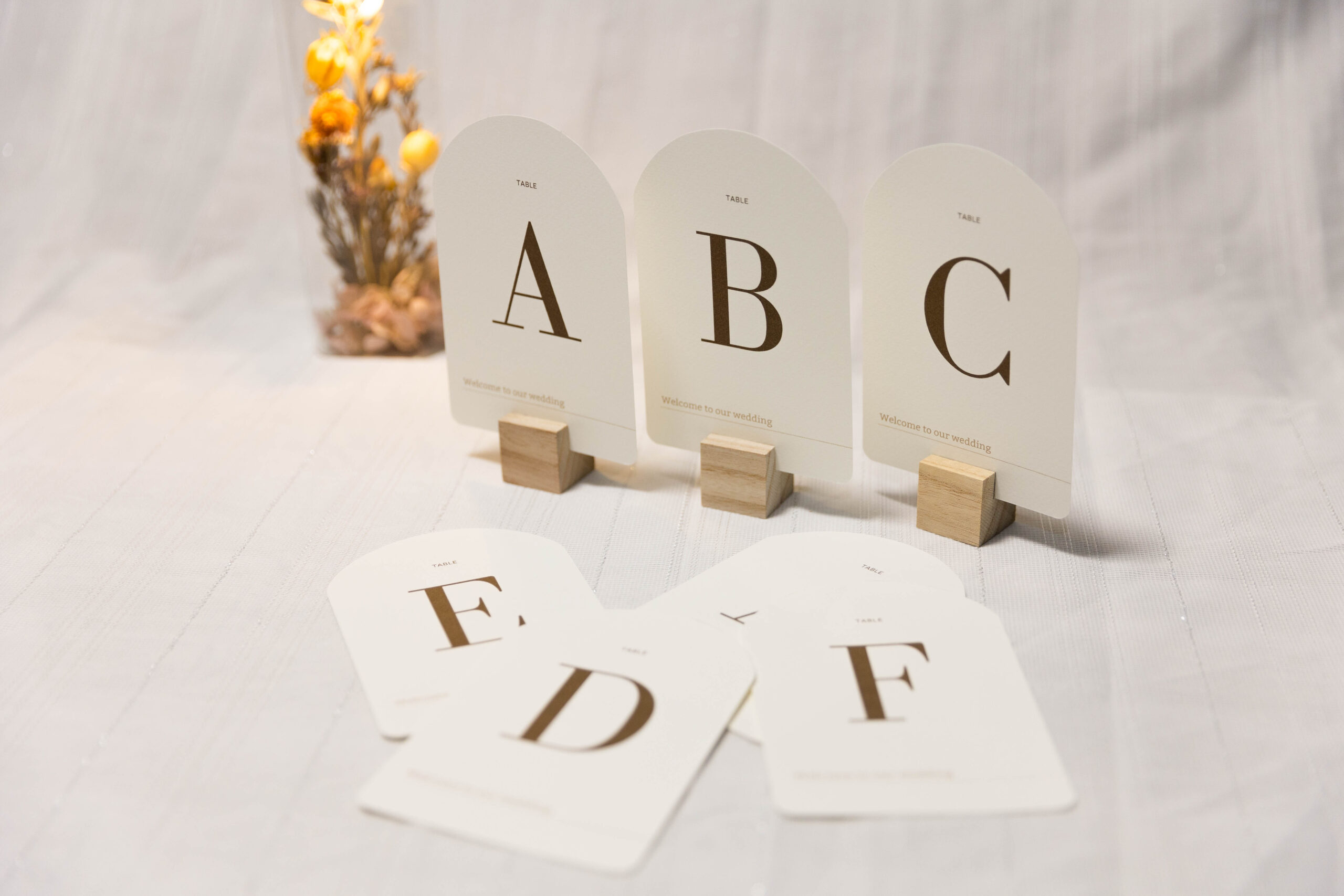 赤い中国風のテーブルナンバープレートのデザイン フリー素材AI無料ダウンロード - Pikbest