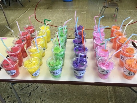 🍹ジュース屋さんごっこ🍹」 赤・青・黄・白の色水を混ぜて、色とりどりのジュースを作りました✨ 「この色はぶどうジュース ！」「こっちはレモン！」と、できた色から想像を膨らませ、自分だけのオリジナルジュースが完成🍇🍋 最後は、実際にカルピスの原液と水を混ぜて